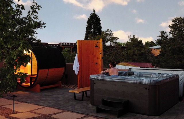 Lux Casa HotTub + Sauna w/ Mtn Views, DT 10mins