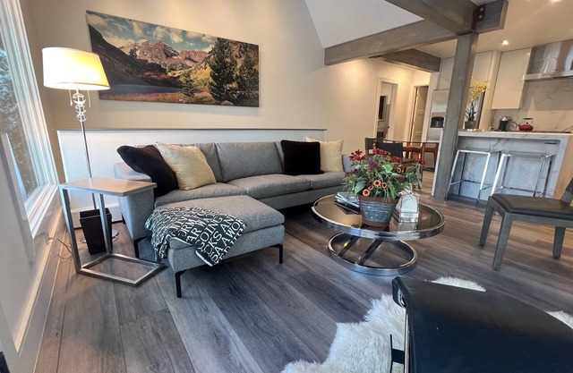 LA SEMAINE D'ÉTÉ ET DE LA 4ème SEMAINE EST OUVERTE. TARIF RÉDUIT! LUX CONDO & BEST LOCATION!