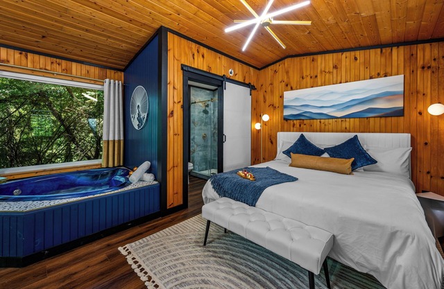 Lux Couples Getaway! Private Theatre! Hot tub! Fire-pit! SEASONAL SPECIALS!