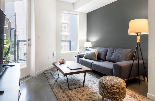 Lux Downtown 1BR w/ Gym, W/D, Pool, near Staples Center by Blueground