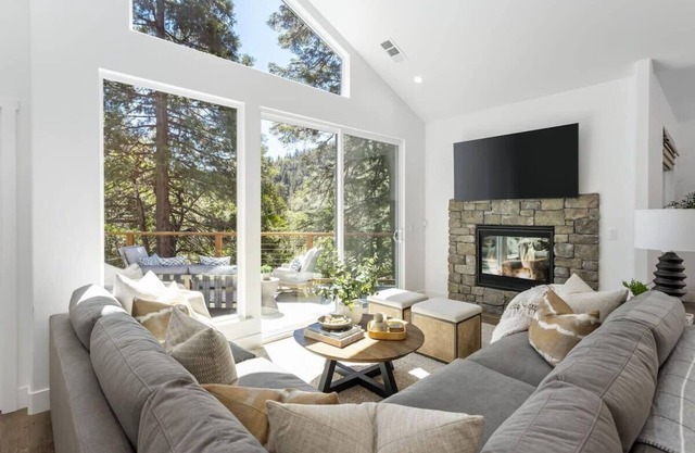 Lux Home 2 Huge Decks, AC, EV Chgr, Lake Rights