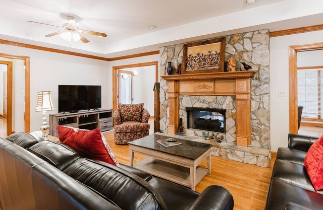 Large Estate on 2 Acres - Sleeps Up to 10 Adults