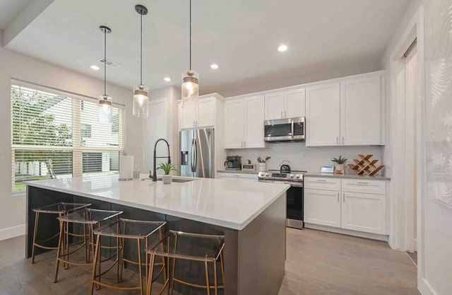 LUX Howdy House: 4 King Suites w/Pool in Heart of BCS