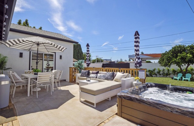 LUX - LA Relaxing Oasis w/HotTub, Gym, & Workspace - Van Nuys