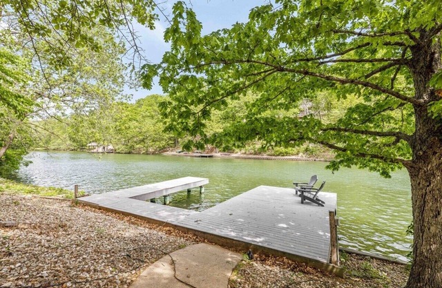 Lux Lake Retreat: Luxe Group Getaway!