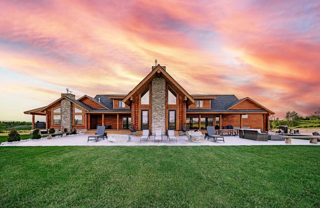 Basecamp Stays: Lux Log Cabin, Epic Views, Hot Tub