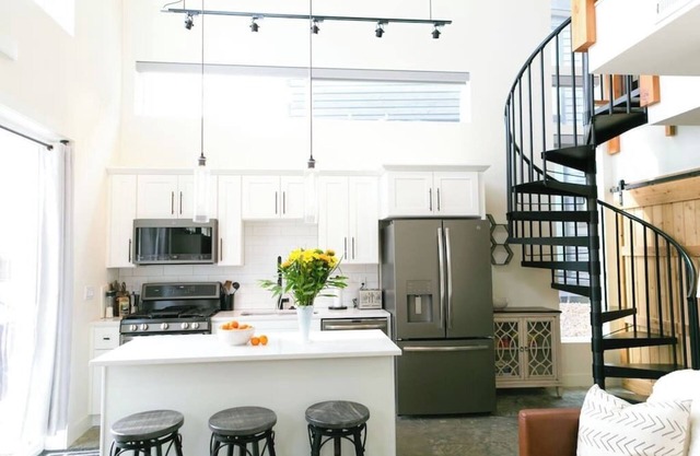 LUX Modern Retreat: Hot tub, 10min to Skiing, Shopping, Restaurants, Cafes & Breweries