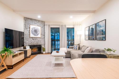 Lux Retreat, Covered Parking, Walk to Golf
