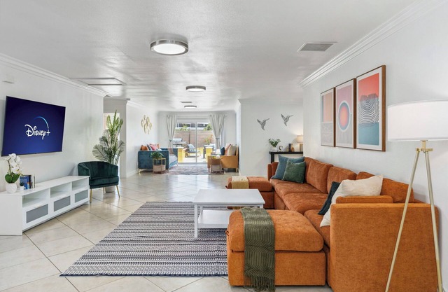 Lux spacious 5BD house with Hot tub, Wi-Fi, AC, and games in brilliant Anaheim