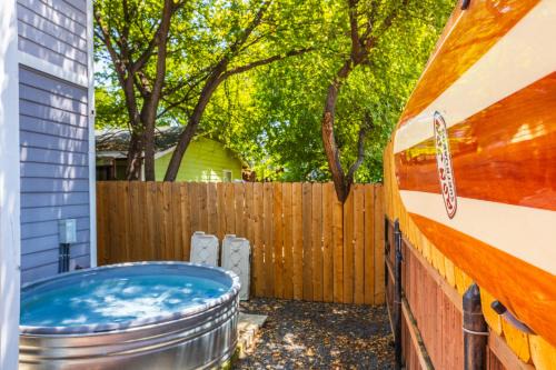 Lux Summer at Dtwn, Pool, King Beds, Walk to 6St Eateries