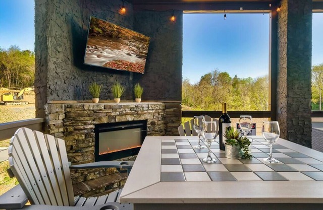 *Lux Treehouse Cabin* Hot Tub|Arcade|Pet Friendly