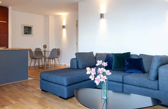 Lux Two Bed With Pool and Gym Access