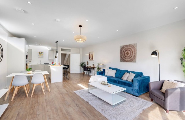 Lux UK CR8 Purley Rise 35 -Stunning Executive 5 Bedroom Home in Purley