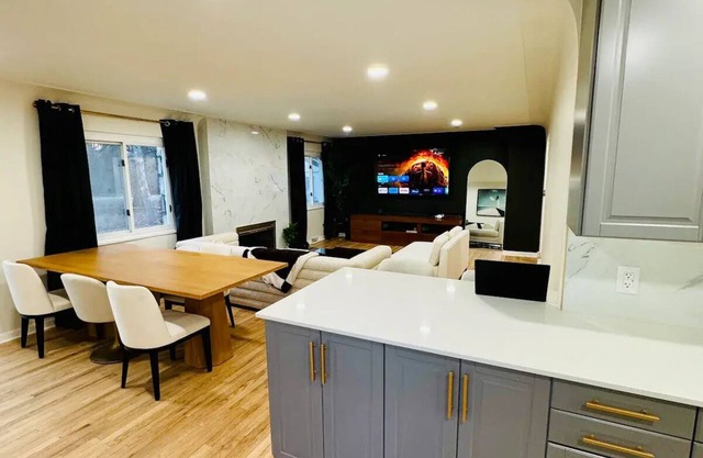 Luxe 2,300sqf+finished basement, 2 90" TVs, Peloton bk, pool tbl, modern & open