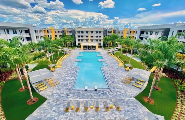 Luxe 2BR Retreat, Resort Style Pool, Near Mayo Clinic, Beaches & Town Center