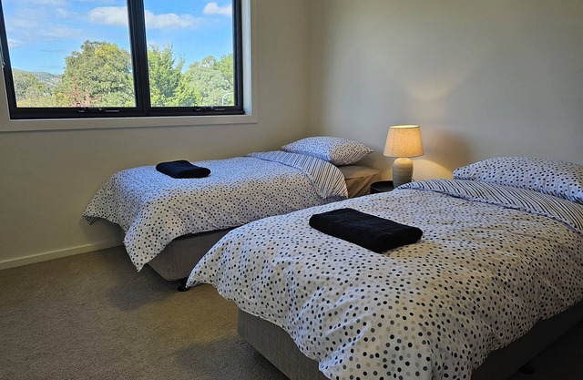 LUXE 3 bedroom 2 1/2 bath Townhouse, Parking, WIFI, Garage, Outdoor area