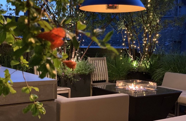 Luxe 3b/3b duplex w/ terrace, BBQ & parking. Near Kings Cross & central London.