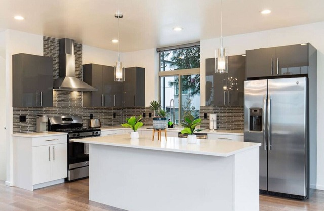 Luxe 3Bdr Home | Parking | Roof Oasis | City Views