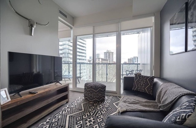 Luxe 3BR Apt with GYM and Pool near Allan Gardens