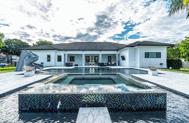 Luxe 5 BR Estate on 2.5 Acres with Saltwater Pool