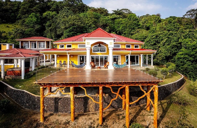 𝑳𝒖𝒙𝒆 » 5 Lakeview Villas » Sleeps 25 » AC »Pool »Hot Tub »Weddings »Retreats