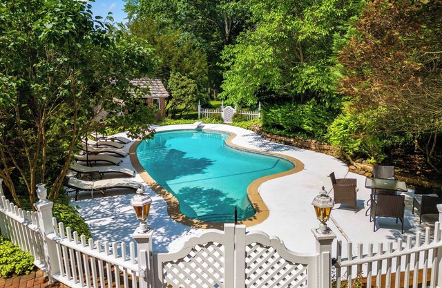 Spacious Estate w/ Pool-HotTub-FirePit-Pickleball-MiniGolf-Playground&More!