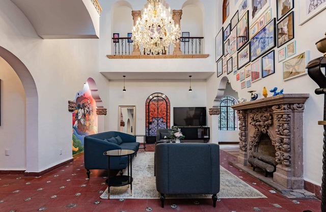 Luxe Anzures Mansion in Prime Location, Sleeps 24