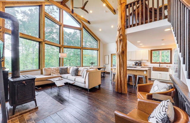 Luxe Appalachian Mountain Cabin w/ Hot Tub, Views