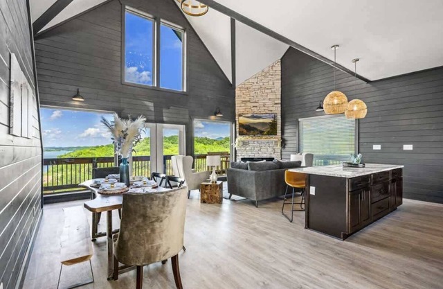Luxe at Lake Haven - Pool, Hot Tub and Game Room!