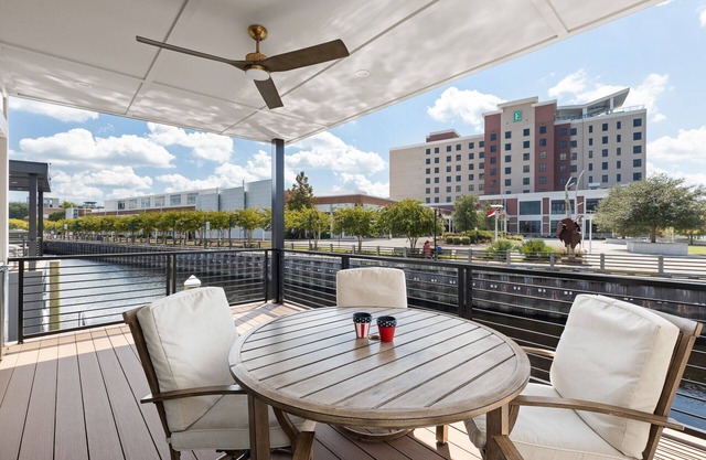 Luxe at The Cove - Luxury Houseboat