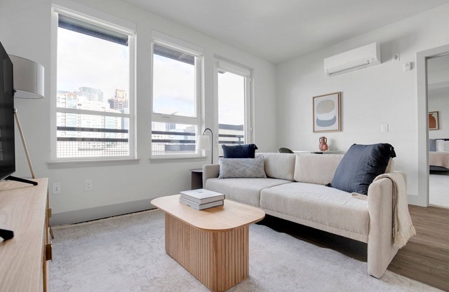 Luxe Bellevue 1BR w/ Gym & Roof Lounge, near coffee shops, by Blueground