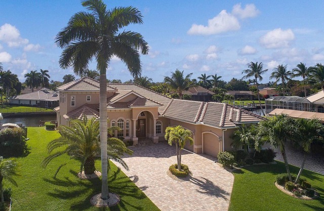 Luxe Canal Villa! Direct Gulf access pool home, sleeps up to 15.