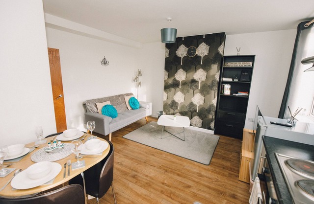 Luxe Central King-Size Apt w/ Wi-Fi & Free Parking