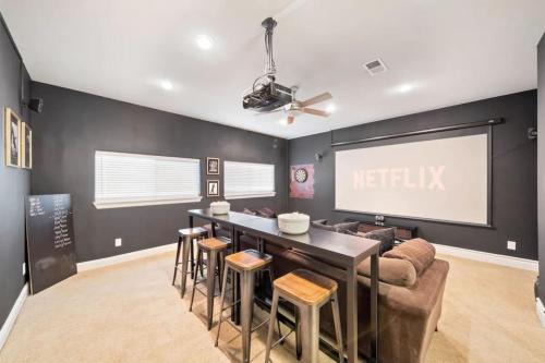 Luxe Condo w Private Theater Room by Dinkin Park
