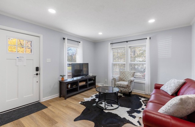 Luxe Cottage - South Chesterfield Stylishly renovated, w/ large master suite