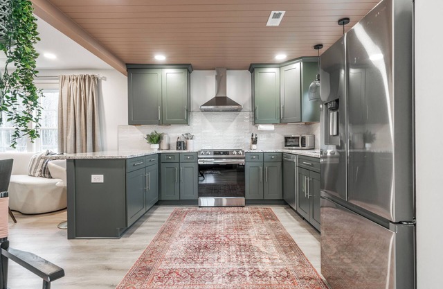Luxe Cottage w/ hot tub + firepit + library near lake. Pet friendly!