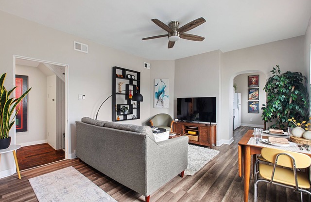 Luxe Design 3br in Pittsburgh's Most Lively Neighborhood