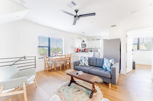 Luxe East Downtown 3BR Condo, Walk to Bars, Restaurants, Shops