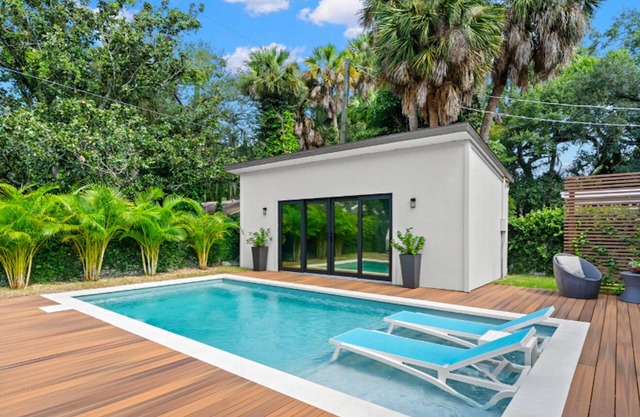 Luxe Executive Home HEATED Pool, Outdoor Fireplace,Guesthouse!!