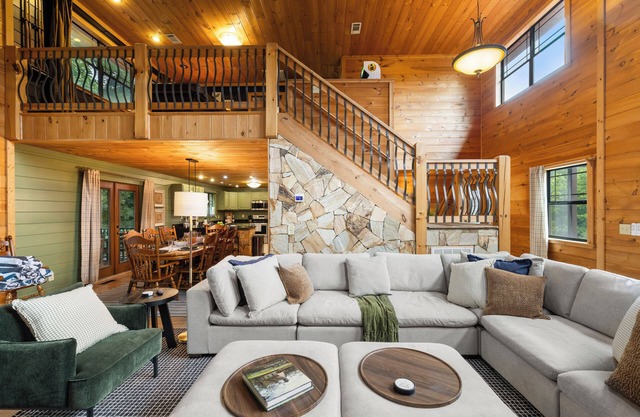 Spacious Cabin w/ Sauna & Hot Tub - 10min to Helen