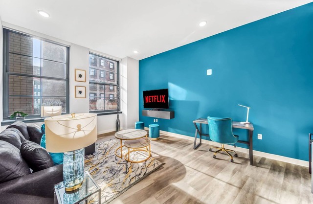 Luxe Flat w/Heated Pool & Sauna Gym Heart of DT