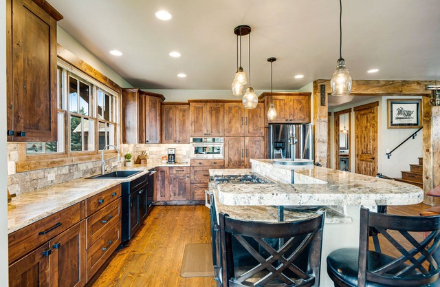 Luxe frontier lodge with hot tub, amazing Teton view & outdoor fireplace