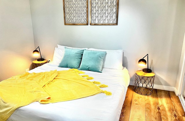 Luxe Hideaway: Private Patio, Close to Wineries, 20 min to Beaches, King bed