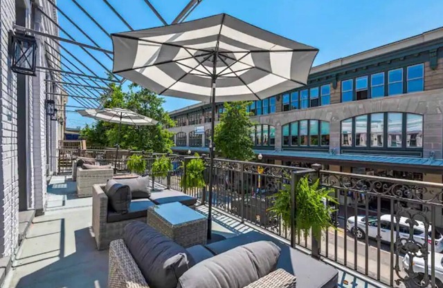 Luxe Historic 2 BR Palafox Balcony Overlook ~ Fabu Posh A