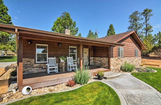 Luxe Bryce Canyon Home avec cheminée, patio et grill