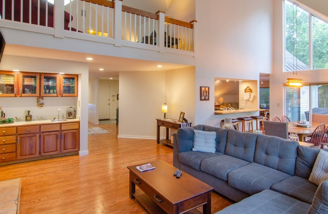 Luxe home on Quechee Club golf course - chef’s kitchen, central AC & pool table