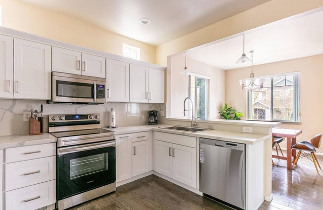 Luxe Issaquah 4BR w/ Workspace & Backyard, nr Dining, by Blueground