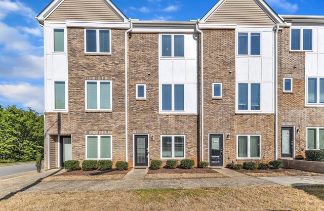 Luxe King 3BR Townhouse Mins to Downtown!