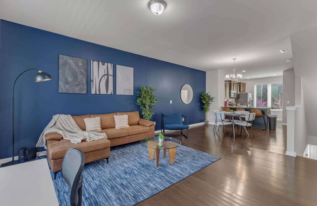Luxe King 3BR Townhouse Mins to Downtown!