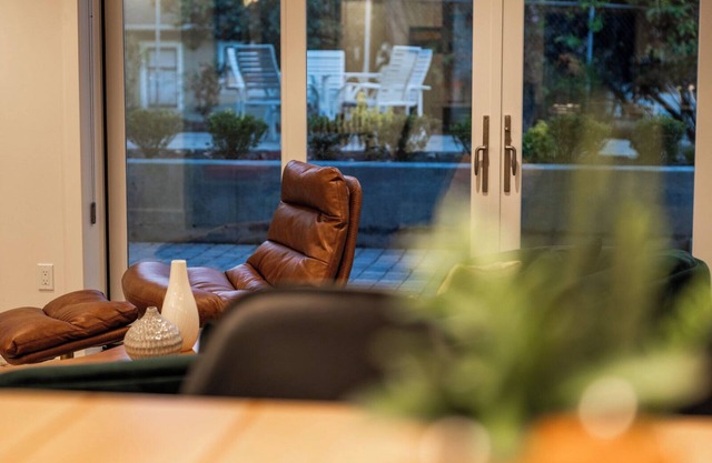 Luxe King Suite + Steps 2 Lake Union + Chef's Kitchen